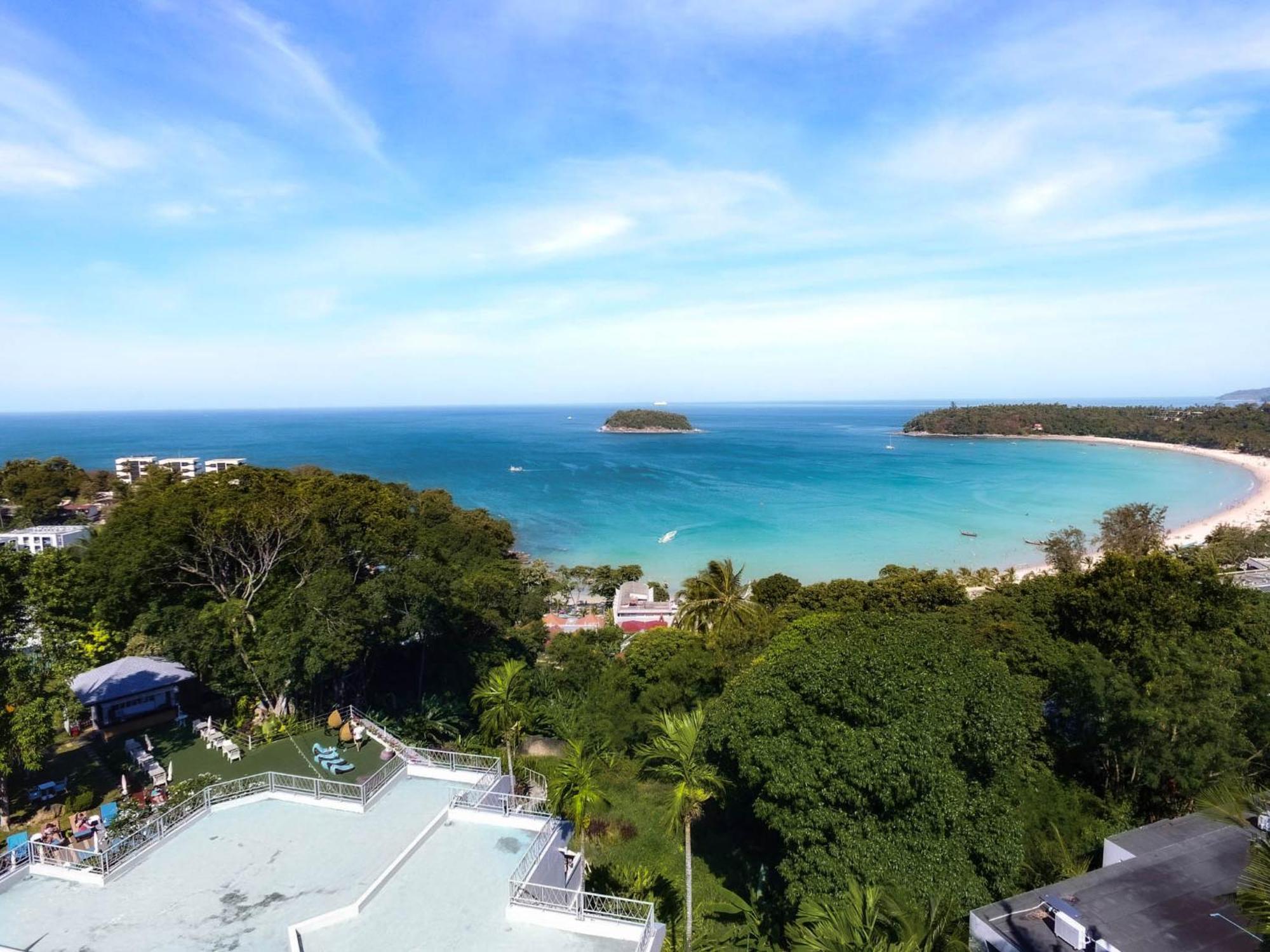 안다만 카나시아 리조트 앤 스파  카타 비치 외부 사진 View of the bay from the west
