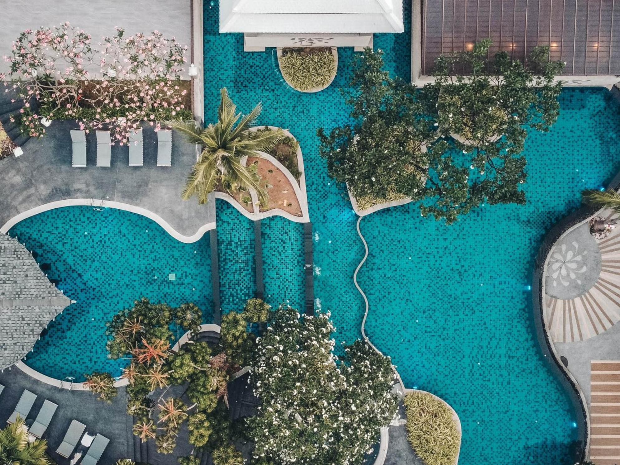 안다만 카나시아 리조트 앤 스파  카타 비치 외부 사진 The pool at the hotel