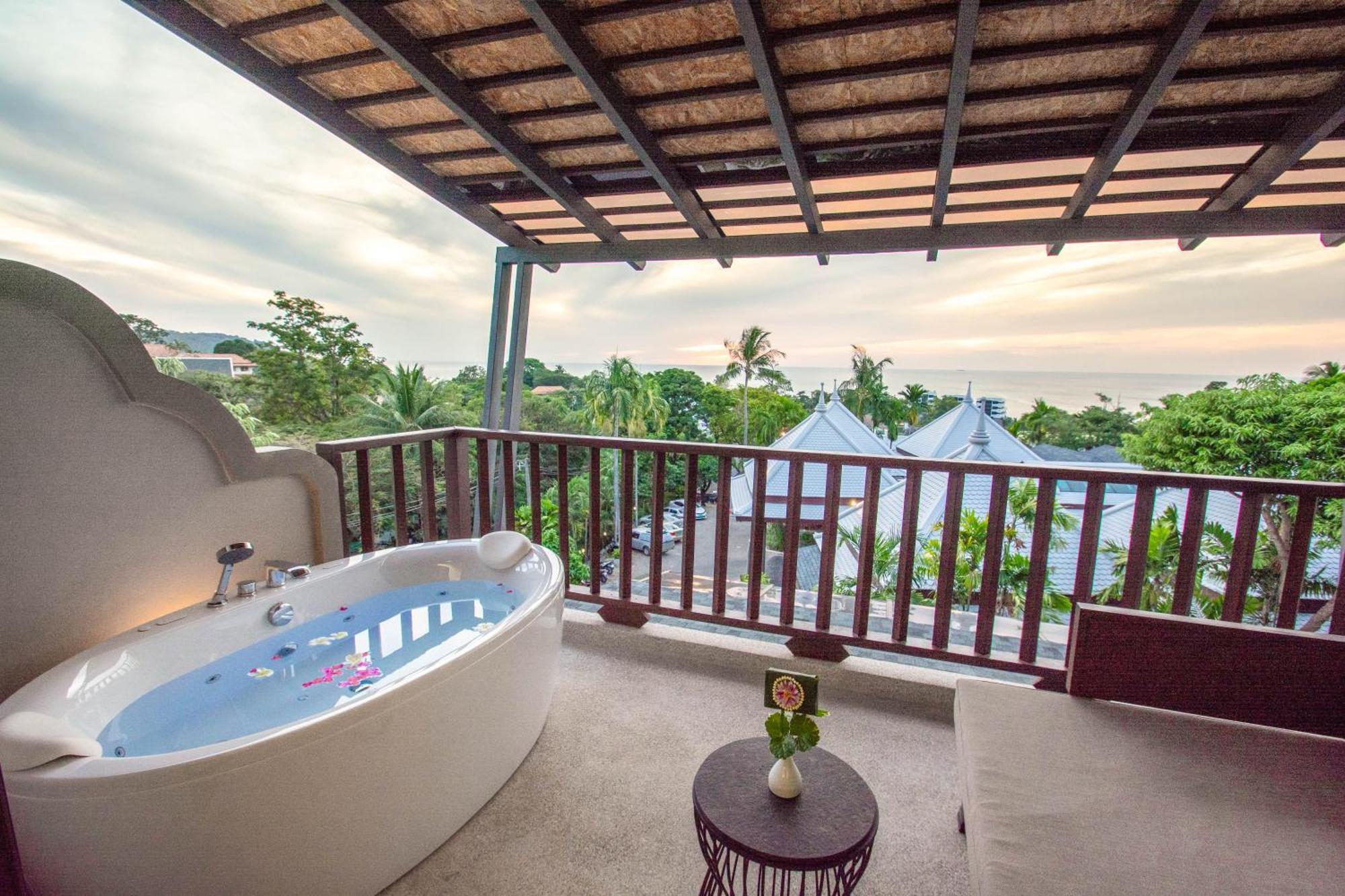 안다만 카나시아 리조트 앤 스파  카타 비치 외부 사진 A bathtub on a balcony