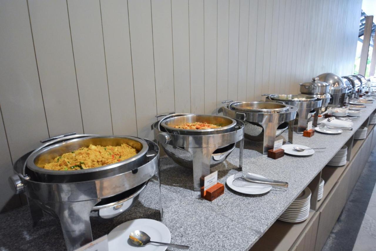 안다만 카나시아 리조트 앤 스파  카타 비치 외부 사진 A selection of Indian food at a buffet